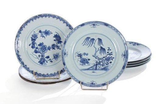 Chine, XVIIIe siècle
Ensemble de huit assiettes en porcelaine blanche décorée en bleu sous couverte de fleurs, et arbres en fleurs. Ebréchures