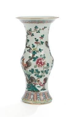Céramique de la Chine, XIXe siècle Vase cornet en porcelaine blanche décorée en émaux polychromes de coq et poule près de pivoines et arbres en fleurs. H.: 38 cm