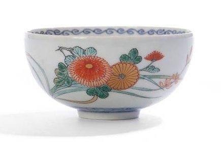 Céramique du Japon, XVIIIe siècle Bol en porcelaine décorée en bleu sous couverte et émaux polychromes de chrysanthèmes dans leur feuillage. D.: 9,6 cm