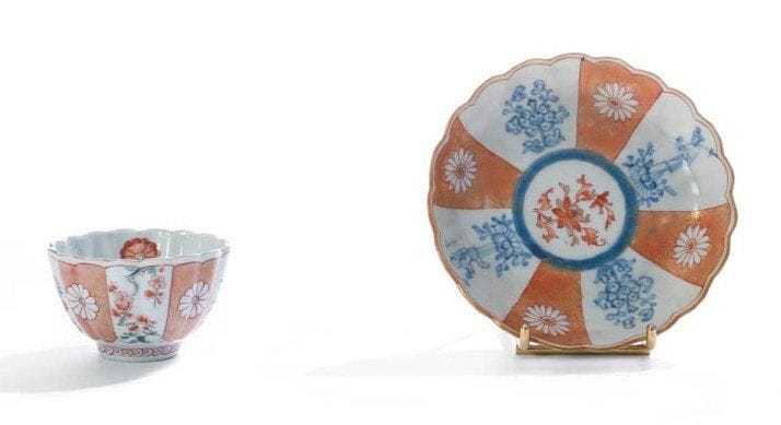 Céramique du Japon Sorbet et son présentoir polylobés en porcelaine décorée en émaux polychromes de médaillons de fleurs et personnages alternés. Imari, XVIIIe siècle. D.: 12 cm. H.: 4,6 cm