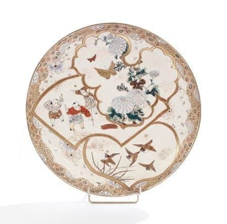 Céramique du Japon Coupe ronde en faïence à fond beige décorée en polychromie de médaillons d'enfants et chrysanthèmes. D.: 30,5 cm