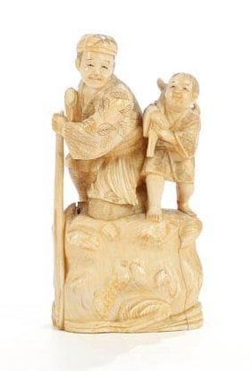 Japon, période MEIJI
Okimono en ivoire marin à patine jaune, paysan agenouillé sur un rocher avec un enfant et tenant des bâtons. H.: 14,2 cm. Accident à un bras