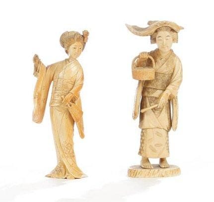 Japon, période MEIJI
Deux okimono en ivoire marin à patine jaune de deux jeunes femmes debout vêtues de kimono, l'une tenant un panier, l'autre un éventail. H.: 17 et 18 cm. Manques