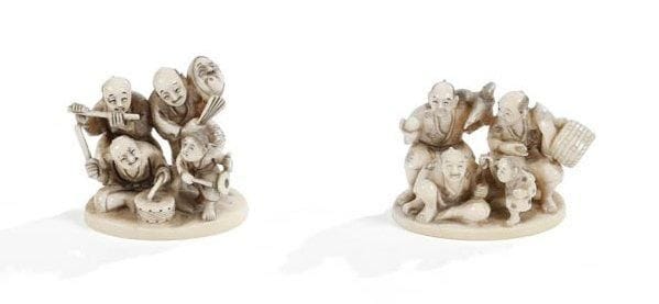 Deux petits okimono en ivoire, groupe de personnages avec oiseau et musiciens. H.: 6 cm