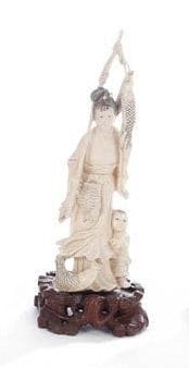 Chine, XXe siècle
Femme, enfant et poissons. H.: 18,5 cm