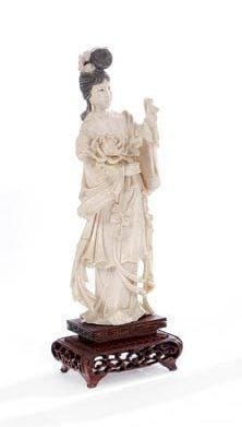 Chine, XXe siècle
Femme avec éventail et pivoines. H.: 22,5 cm