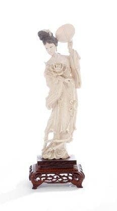 Chine, XXe siècle
Femme avec une pivoine. H.: 21 cm