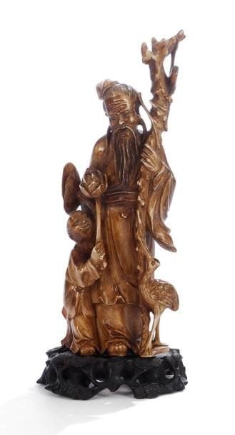 Chine, XXe siècle
Personnage et enfant en ivoire teinté. H.: 15,5 cm