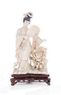 Chine, XXe siècle
Femme avec éventail et pivoines. H.: 20 cm