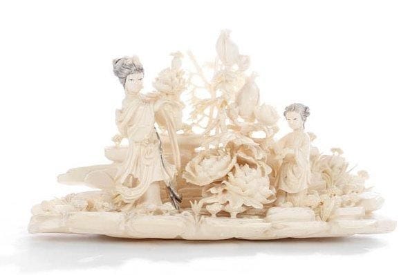 Chine, XXe siècle
Scène avec deux jeunes femmes. H.: 15,5 cm. L.: 28 cm