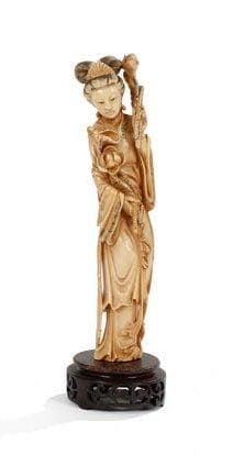 Chine, XXe siècle
Femme debout avec des lotus. H.: 23 cm. Eclat