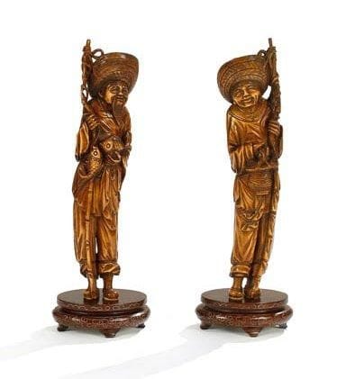 Chine, XXe siècle
Deux pêcheurs debout en ivoire teinté. H.: 26 cm