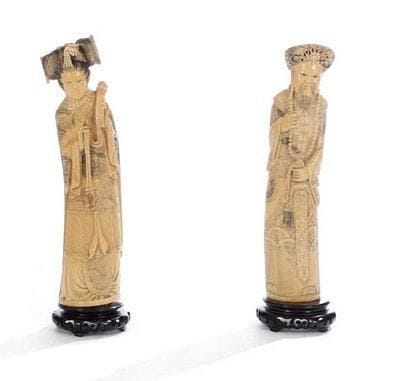 Chine, XXe siècle
Couple d'Empereur et Impératrice en ivoire à patine jaune tenant un sabre et un ruyi. H.: 30 cm