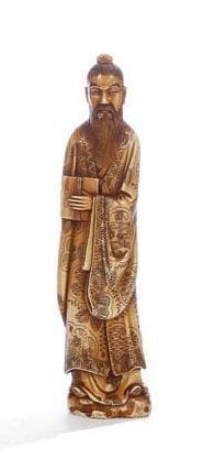 Japon, vers 1900
Okimono en ivoire marin à patine jaune représentant un lettré debout portant un livre. Signé dans un cartouche en laque rouge Gyokuzan. Gerces. H.: 32 cm