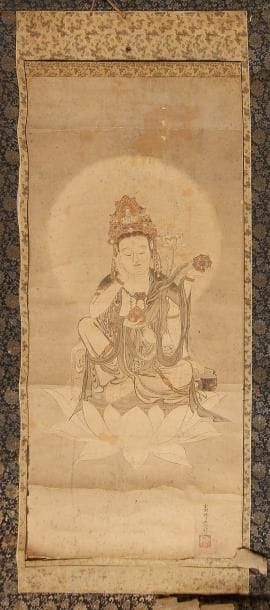 Japon, XIXe siècle
Peinture en hauteur, encre et polychromie sur papier, Kannon assise en lalitasana sur le lotus tenant la roue de la loi de sa main gauche. Montée en rouleau. Accidents. 113 x 49 cm