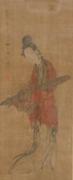 Chine, début du XXe siècle
Peinture en hauteur, encre et polychromie sur soie, joueuse de qin debout. Porte une signature apocryphe de Tang Ying. Encadrée sous verre. Accidents. 92 x 38 cm