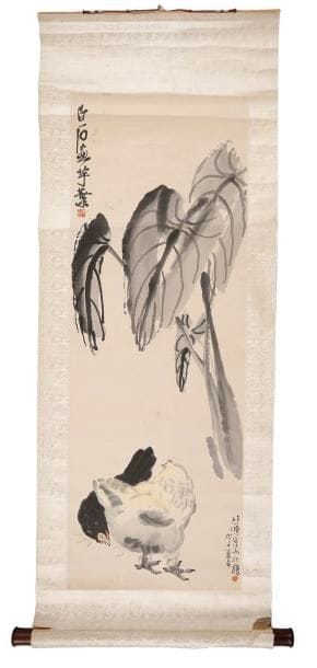 Peinture en hauteur, encre sur papier, deux poules sous des feuilles. Signatures apocryphes de Baishi et Xubeihong. Montée en rouleau. H.: 90 cm
