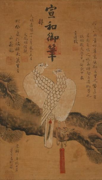 Chine, début du XXe siècle
Peinture en hauteur, encre sur soie, représentant un couple de rapaces sur une branche de pins. Avec une inscription Xuanhe et une date de Jiajing. Encadrée sous verre. 64 x 37 cm