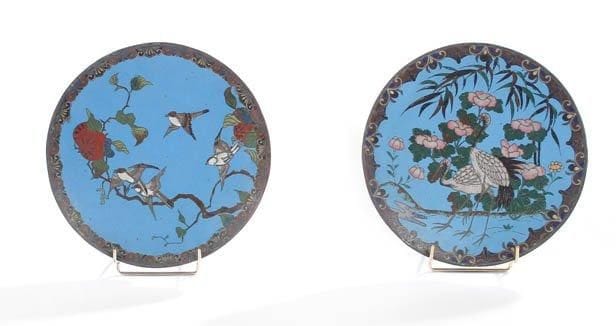 Japon, fin XIXe siècle
Deux coupes rondes en bronze et émaux cloisonnés à décor polychrome d'oiseaux et fleurs. 24,5 cm
