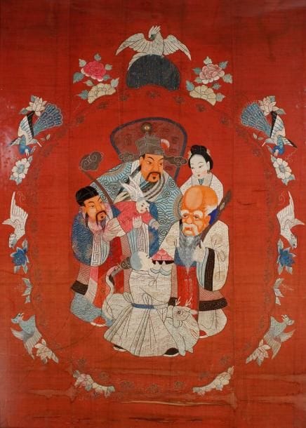 Chine, XIXe siècle
Panneau en hauteur en soie à fond rouge à décor brodé en polychromie des trois religions, jeune femme et serviteur. Accidents. 200 x 140 cm