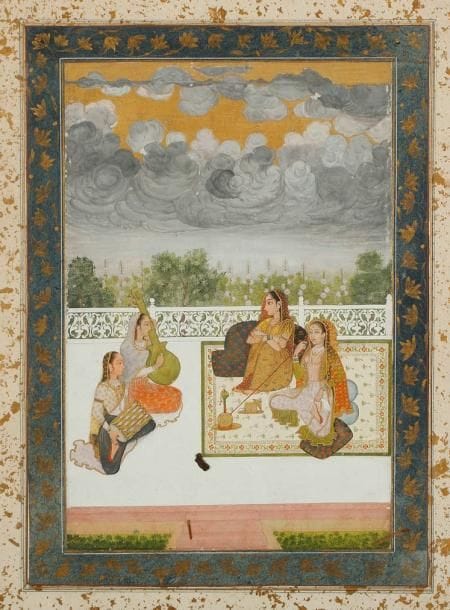 PRINCESSE FUMANT LE HUQQA, SUR UNE TERRASSE DONNANT SUR UN JARDIN. AU REVERS, QUATRAIN POÉTIQUE CALLIGRAPHIÉ EN RÉSERVE SUR FOND OR EN ÉCRITURE NASTA'LIQ, INDE DU NORD, ART MOGHOL, XVIIIe SIÈCLE Miniature encollée sur page d'album cartonnée aux marges mouchetées d'or et encadrement de rinceaux floraux dorés sur fond bleu. Sur une terrasse devant un jardin, une princesse fume le huqqa assise sur un tapis avec une compagne, pendant que deux musiciennes jouent de la musique face à elles; ciel nuageux. Page: 40,3 x 20,3 cm Miniature agrandie dans le ciel; petits éclats