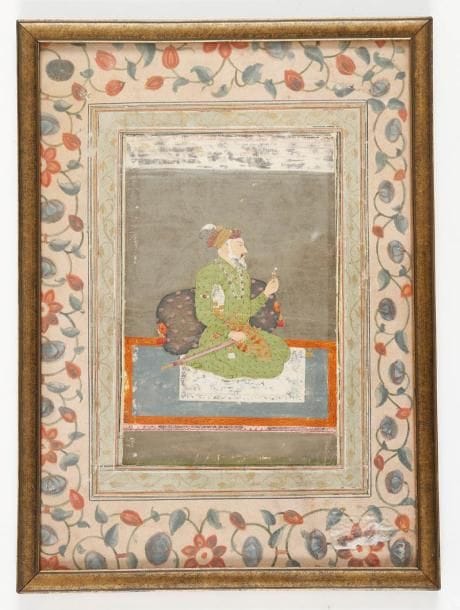 18 PORTRAIT DE L'EMPEREUR MOGHOL SHÂH JÂHÂN, INDE DU NORD, ART MOGHOL, XVIIIe SIÈCLE Miniature encollée sur page d'album à larges rinceaux sur les marges. Adossé sur un épais coussin argenté, l'empereur, assis de profil, tient une aigrette dans une main et son épée dans l'autre, un katar passé dans la ceinture. page: 25,7 x 18,4 cm