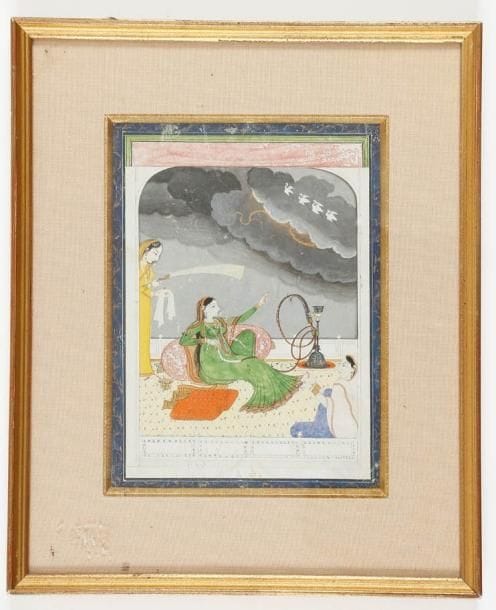 L'ORAGE, INDE, HAUT-PENJAB, MANDI, VERS 1820 Une jeune femme assise sur une terrasse et fumant le huqqa entourée de servantes. Elle pointe du doigt le ciel noir où volent quatre oies blanches devant un éclair. Miniature sur page cartonée. A vue: 19,1 x 13,6 cm Publiée dans DAVID Marie-Christine, SOUSTIEL Jean, Miniatures orientales de l'Inde 3, Paris, 1983, n°106