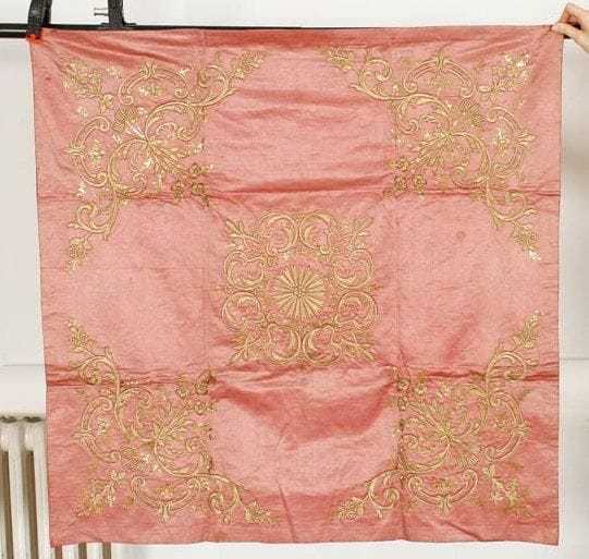 CARRÉ DE SOIE BRODÉ EN KABARMA, TURQUIE, ART OTTOMAN, XIXe SIÈCLE Soie rose doublé de coton et brodé de fils dorés dans la technique kabarma. Composition centrale d'un large oeillet entouré de rinceaux fleuronnés, et quatre écoinçons en composition symétrique de bouquets et rinceaux de palmes. 96 x 96 cm