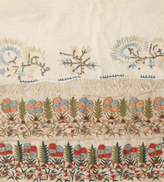 TROIS SERVIETTES, YAGLIK, ET UNE CEINTURE UCH,TURQUIE, ART OTTOMAN, FIN DU XIXe SIÈCLE Trois en gaze de coton, brodée aux extrémités de fils polychromes et métalliques de frises de cyprès ou de pseudo-tughra fleuries, et une ceinture en lin écru à petits bouquets tournoyant