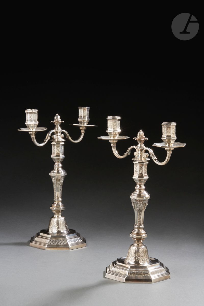 
VANNES VERS 1770 - JURIDICTION DE NANTES



Paire de flambeaux en argent fondu, la base de forme octogonale en rappel sur le fût, et deux bras lumière reprenant le même décor NE SONT PAS GARANTIS D'EPOQUE. Le pied à doucine est rehaussé d’un décor alternant croisillons perlés et barrette feuillagée à enroulements. Le fût alterne un décor de fleurons en chute et d’écailles de poisson appliqué de quatre mascarons figurant des hommes barbus. Entre les bras de lumière figure une fleur en panache.



Maître orfèvre : Jean-Pierre-Marie THIRET, reçu en 1765, pour les bobèches attribuées à Jean-Baptiste BRIZE, reçu antérieurement.



Poids : 2094 g - hauteur : 31,1 cm



Poinçons : repoinçonnées à la minerve sur les bougeoirs et les bras de lumière



État : un des deux bras de lumière restauré, un des deux éléments s’emboitant dans le binet déchiré





VANNES AROUND 1770 – JURISDICTION OF NANTES 



A pair of candlesticks in cast silver. 



Master silversmith: Jean-Pierre-Marie THIRET and bobeches attributed to Jean-Baptiste BRIZE

