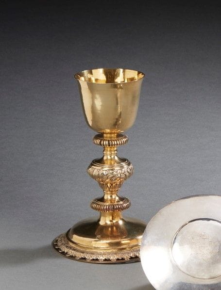 SALINS 1666 - 1667
Chalice in vermeil resting on a circular foot in reversed heel bordered with a frieze of acanthus leaves repercées. The top of the foot is plain, keeping the trace of an old kiss of peace. The knot, framed by two rows of openwork spirals, is embossed with alternating foliage and fruit. The cup is plain, not punched.
Master silversmith: Philippe MARMET, cited in 1662, died in 1695
Weight : 295 g - height : 21,7 cm - diameter of the foot : 14,5 cm

SALINS 1666 - 1667
A silver gilt chalice.
Master silversmith: Philippe MARMET