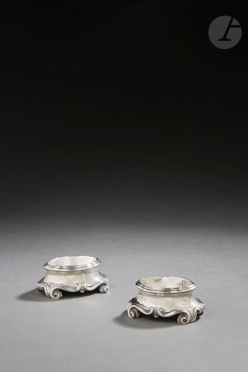 TOULOUSE 1762
A pair of cast silver salt-cellars, the feet with scrolls and the edge with four lobes.
Master silversmith: Jean GAILHARD, received in 1747
Weight : 230 g - length : 7,7 cm - width : 6 cm

TOULOUSE 1762
A cast silver pair of a salt-cellars.
Master silversmith: Jean GAILHARD