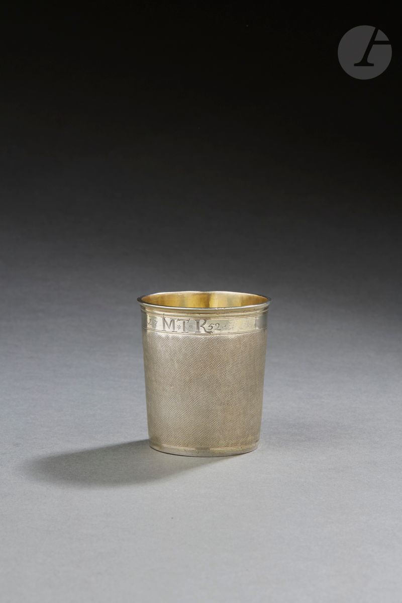 STRASBOURG 1682 - 1725
Goblet with flat bottom out of vermeil, the bottom amati said "skin of shark" between two plain bands. Engraved 17 MTK 52.
Master silversmith: Jacob OBERLIN, received in 1665
Weight 115 g - height : 7,5 cm

STRASBOURG 1682 - 1725
A silver gilt beaker.
Master silversmith: Jacob OBERLIN