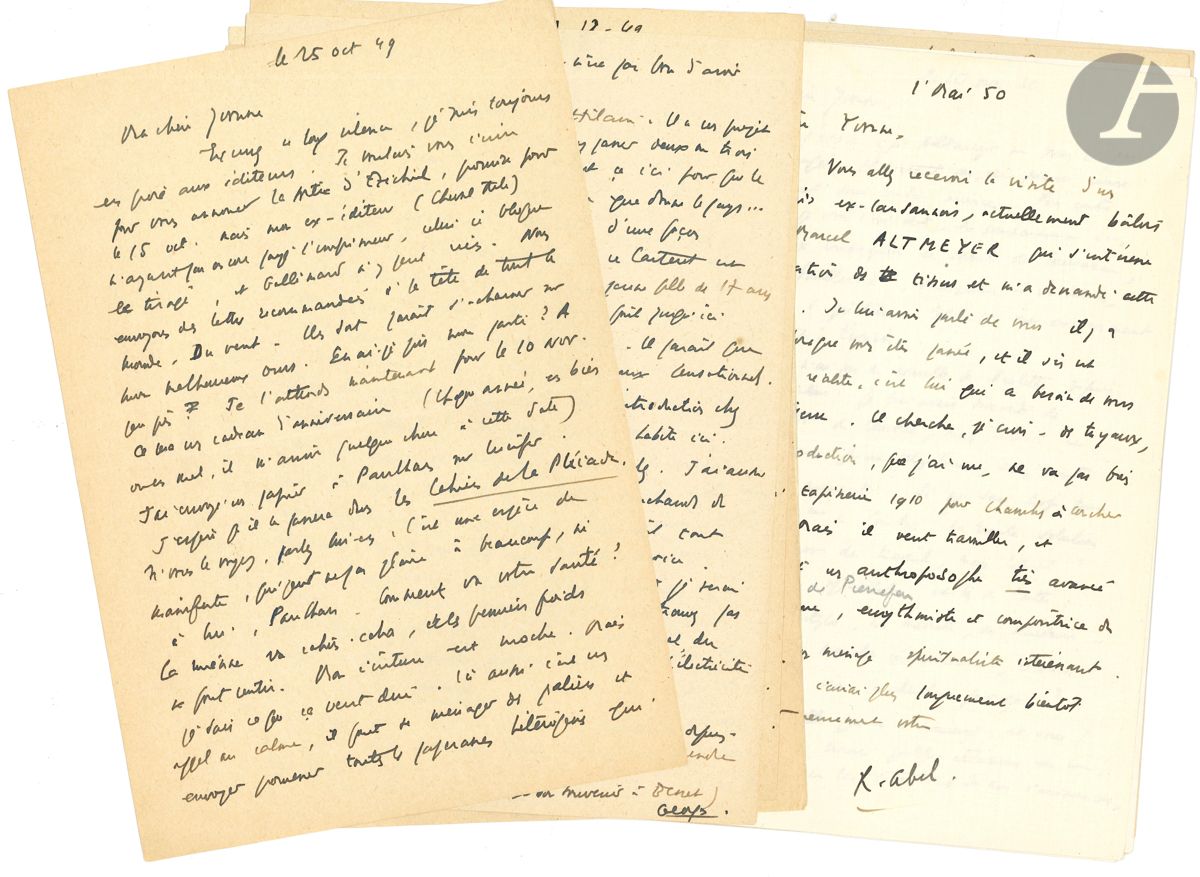 Raymond ABELLIO (1907-1986). 30 L.A.S., 1948-1965, à Yvonne JUILLET ; 48 pages in-8 ou in-4 (dont 3 dactyl. avec ajouts autogr., une incomplète du début).

Importante correspondance amicale, littéraire, philosophique et artistique. 
Yvonne JUILLET était peintre, et élève du peintre Léon Detroy ; elle était la nièce d’Albert Thibaudet, et amie de Jean Paulhan. La plus grande partie de cette correspondance date des années 1949 à 1951, alors qu’Abellio est en exil en Suisse. Les lettres sont souvent signées des initiales « R.A. » ou de son vrai prénom « Georges » (R. Abellio étant le pseudonyme de Georges Soulès). Il encourage Yvonne pour sa peinture. Il parle de sa vie en exil, de sa santé précaire, de ses ouvrages et de ses travaux sur la Bible, de ses lectures, de ses démarches pour pouvoir rentrer en France, etc. Tous deux partagent un intérêt pour les recherches ésotériques. Nous ne pouvons donner ici qu’un rapide aperçu de ces lettres, souvent longues.
9 et 11 octobre 1948, renseignements et adresses utiles pour l’activité artistique d’Yvonne Juillet ; il la recommande à un fabricant de textiles... 24.XII.1948. « Je travaille dur, poussant le + possible durant les heures libres. Je voudrais sortir avant 3 mois mon travail sur la Bible (le manuscrit s’entend, car les délais d’édition, hélas !...) Les Yeux d’E. [Les Yeux d’Ézéchiel sont ouverts] sont sous presse. […] tous les beaux projets que j’avais faits pour devenir un éminent esthéticien sont tombés à l’eau » ; il parle des Jardin, « tellement gentils »… 7 mars 1949, au sujet du livre de Georges Hilaire, Les Lauriers inutiles, « sur l’esthétique ou plutôt sur “une politique des beaux-arts”. […] C’est une sorte de tour d’horizon, complet et raisonnable, de ce que devrait faire la France en ce moment ». Paulhan lit le manuscrit… 15 octobre 1949. La sortie d’Ézéchiel est retardée... « J’ai envoyé un papier à Paulhan sur Lucifer. J’espère qu’il le passera dans les Cahiers de la Pléiade. […] C’est une espèce de manifeste, qui peut ne pas plaire à beaucoup, ni à lui, Paulhan. […] il faut se ménager des paliers et envoyer promener toutes les paperasses hétérogènes qui encombrent la table. Ce n’est pas bon d’avoir trop de projets. […] Rencontré ici une jeune fille de 17 ans qui se lance dans votre job : elle a fait jusqu’ici spontanément de la peinture abstraite. Il paraît que Coco Chanel lui a donné des tuyaux sensationnels. Voulez-vous (si vous ne l’avez déjà) une introduction chez ladite Chanel ? Son meilleur ami habite ici et me donnera ça pour vous […] Je n’ai pas le mal du pays, mais je voudrais bien un bain dans l’électricité parisienne, sans parisiens. […] Je n’ai rien lu d’intéressant depuis trois mois, sauf Merleau-Ponty que je vais reprendre dans quelque temps »… 3 juillet 1950. « J’ai été obligé depuis six mois à un travail intérieur assez dur […] J’en suis au moment où en moi tout s’organise autour du problème de la femme, parce que c’est sans doute le plus important […] la plus grande exigence, touchant ici, comme partout, à la plus grande fidélité, on ne peut avancer qu’en décidant fortement de ne plus rien accepter que du côté de l’Absolu. […] Je travaille à la Fosse de Babel. Ce sera long »… 30 mai 1951. « Solitude pesante, oui. Mais cohabitation pesante aussi. Nous sommes déjà des nomades. Les nouveaux Israëlites, c’est nous, et on le verra bien quand nos temples seront détruits, du Point du Jour à Charenton »… 27 juin. « Je lis des bouquins de métaphysique. […] Kierkegaard, Heidegger, Jaspers etc. avant de revenir à SPINOZA, qui va redevenir un très grand homme, le seul moraliste profond de l’Occident. […] J’ai fait depuis 3 mois une expérience décevante dans le Bouddhisme. Non, ce n’est pas pour moi. Même le Zen que je crois comprendre (intellectuellement) ne m’accroche pas corps et âme »... Etc.