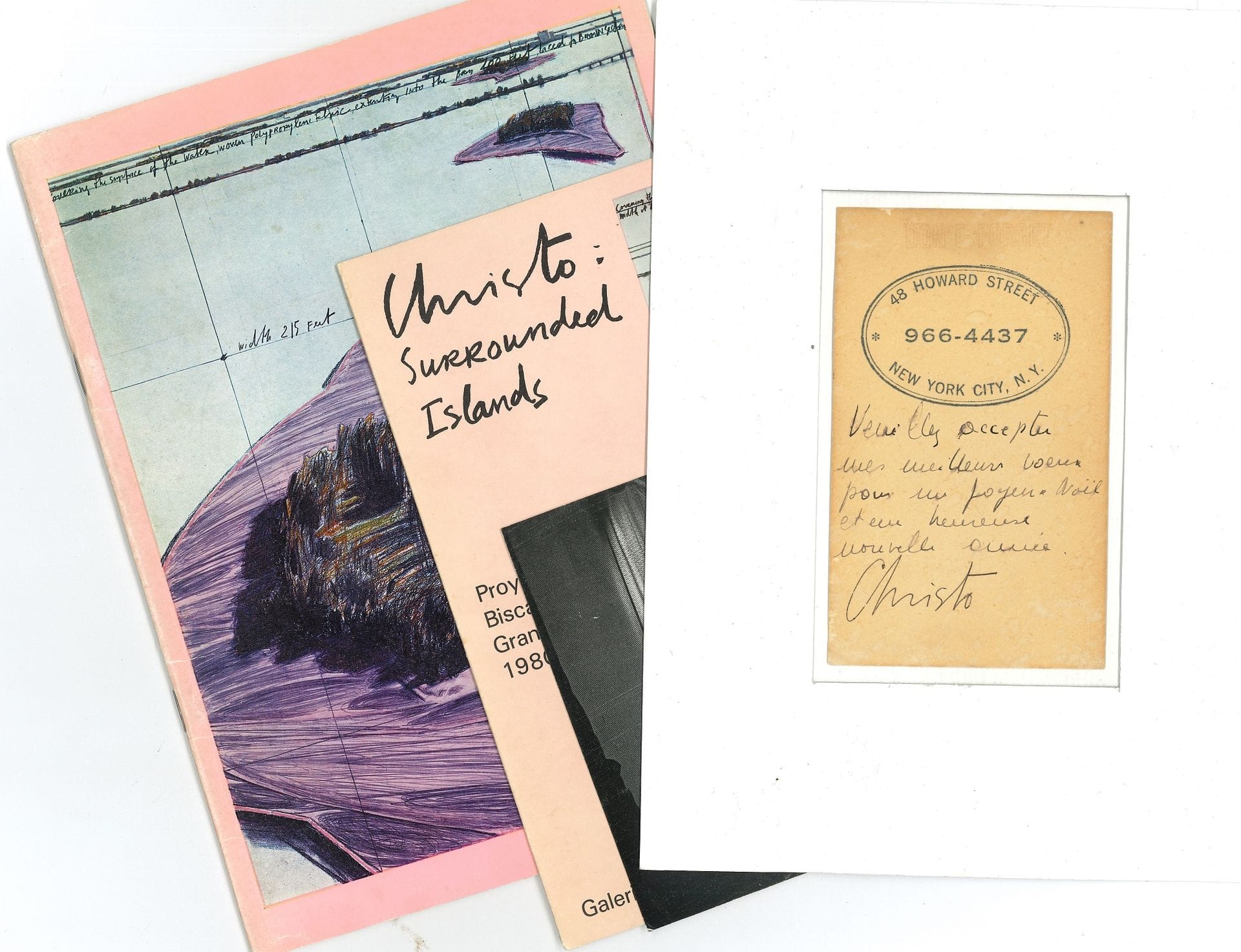CHRISTO (1935-202). L.A.S. ; carte in-12 avec cachet encre à son adresse 48 Howard Street New York City (montée sur papier vergé).

« Veuillez accepter mes meilleurs vœux pour un joyeux Noël et une heureuse nouvelle année Christo ».
On joint une carte postale (Surrounded Islands, project for Biscayne) dactylographiée et signée par Jeanne-Claude Christo, 29 mars 1982 ; 2 catalogues d’exposition des Surrounded Islands et un carton d’invitation.