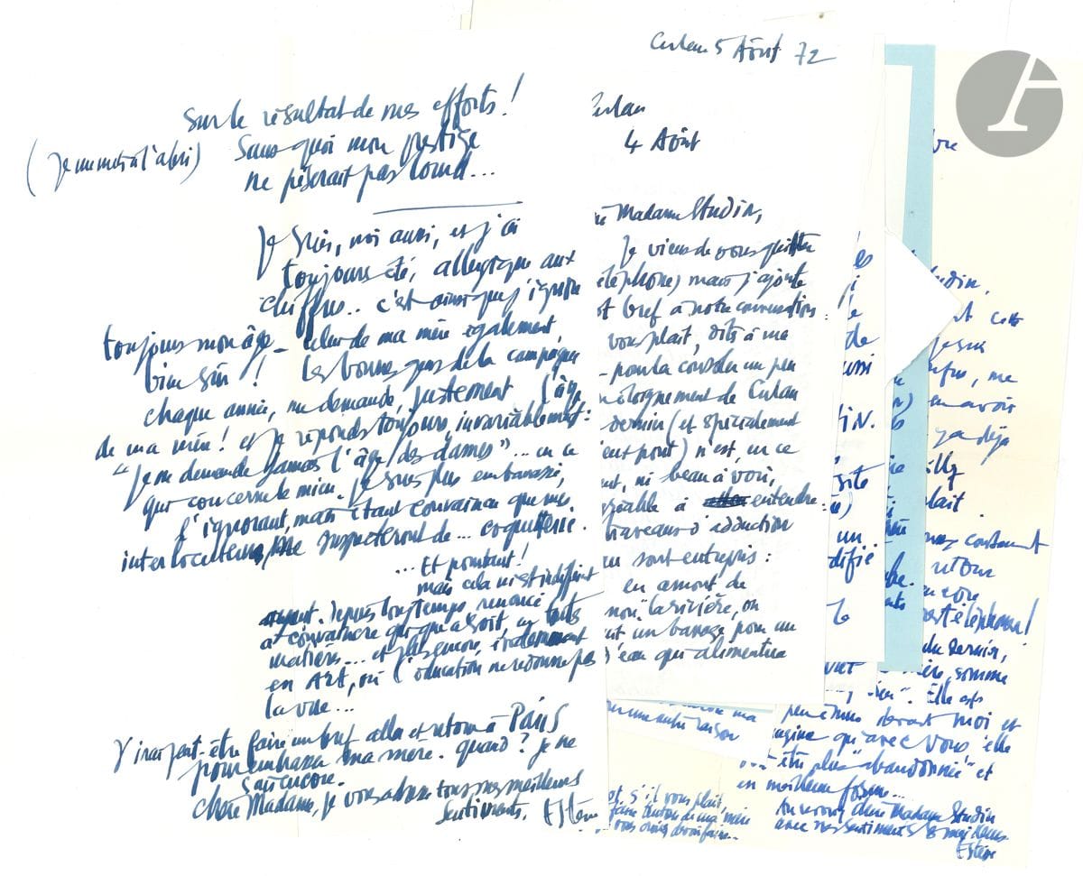 Maurice ESTÈVE (1904-2001). 58 L.A.S., Paris et Culan 1972-1985, à Mme Suzanne Studin ; 70 pages in-4 ou in-8, enveloppes.

Importante correspondance amicale, avec une Parisienne, qui s’occupe de sa mère à laquelle elle apporte affection et réconfort, ce dont Estève ne cesse de la remercier. Madame Estève décède en mai 1974, et à partir de cette date, l’échange de lettres se fait plus rare.
Il est surtout question de la santé de sa mère, auprès de laquelle il regrette de n’être pas plus présent, « prisonnier d’un travail harassant ». Il va cependant au cinéma, voir en janvier 1973 Le Charme discret de la Bourgeoisie de Buñuel, qui le déçoit et lui inspire une réflexion sur l’utilisation de la couleur par les cinéastes. Il passe ses étés à Culan, essayant de travailler dans son atelier, « submergé par les projets d’expositions pour lesquelles j’ai si peu de goût ! Mais comme me disait naguère l’ami Laurens, le grand sculpteur : “Il faut exposer, Estève, car il faut bien aider les… marchands !” ». Il promet une aquarelle, mais il est débordé : « N’ayant pas de talent, il me faut travailler beaucoup pour obtenir le moindre résultat. Et pour travailler il faut du temps. Et comme je ne suis pas aidé, comme Dubuffet, par une usine d’artisans et vingt secrétaires, mes nuits de repos sont brèves… » Est-il victime de sa « passion-création ? Certainement, mais victime heureuse et volontaire. Mais du “Moi y en a vouloir des sous”…nullement » ; cependant les marchands réclament, et l’artiste n’a pas le droit de les abandonner. Il « pousse » des lithographies, « travail exténuant pour moi sans le brouhaha des ateliers ». En avril 1973, sa mère souhaite voir son exposition d’aquarelles à la galerie Claude Bernard. Il expose ensuite à Zurich, et en septembre prépare des papiers collés sur lesquels il « sèche ». En février 1974, il doit « lâcher la peinture (à l’huile) » pour se consacrer aux affiches et lithographies. Une exposition est prévue à Brême, une autre de papiers collés à la galerie Claude Bernard en avril. Mais l’état de santé de sa mère se dégrade brusquement, et elle meurt le 22 mai 1974. Les courriers s’espacent : il envoie des livres, adresse ses vœux au moment des fêtes. Lors de l’anniversaire de la mort de sa mère, en mai 1975, il fait quelques confidences : fils unique, il n’a jamais eu le culte de la famille ; « Il y a bien eu une cousine, qui me mit dans le plus passionnel des émois…Mais, j’avais 17 ans et ce n’était pas la famille qui en elle me réchauffait le cœur et… la chair… Passons, passons »…Il regrette que ses tapisseries soient exposées trop rapprochées aux Arts décoratifs. Il donne tout son temps à la peinture (Paris 18 juin 1976) « le reste m’assommant – les amies et les petites amies exceptées. (C’est dur, chère amie, de vieillir avec un cœur jeune !...) » ; il fait avec humour un tableau de son état : sa calvitie, son ventre qui « ne rentre pas dans le rang », les difficultés de son travail : « Mon génie (de la Bastille) prenant des vacances au bord des Océans après en avoir pris sur les cimes neigeuses de l’hiver en attendant d’en prendre de nouvelles, celles des transhumances de l’été, de sortes qu’il m’abandonne à peu près toute l’année ». En juillet 77, il écrit qu’au mois de mai, à Culan, l’Arnon « (cette si jolie rivière, cette hypocrite, cette gourgandine) subitement possédée par une furieuse crise d’érotisme, a quitté son lit pour déposer des caresses sur le mien ! »… Les dernières lettres sont emplies de reconnaissance pour celle qui « a tant apporté d’affection à ma petite mère »…