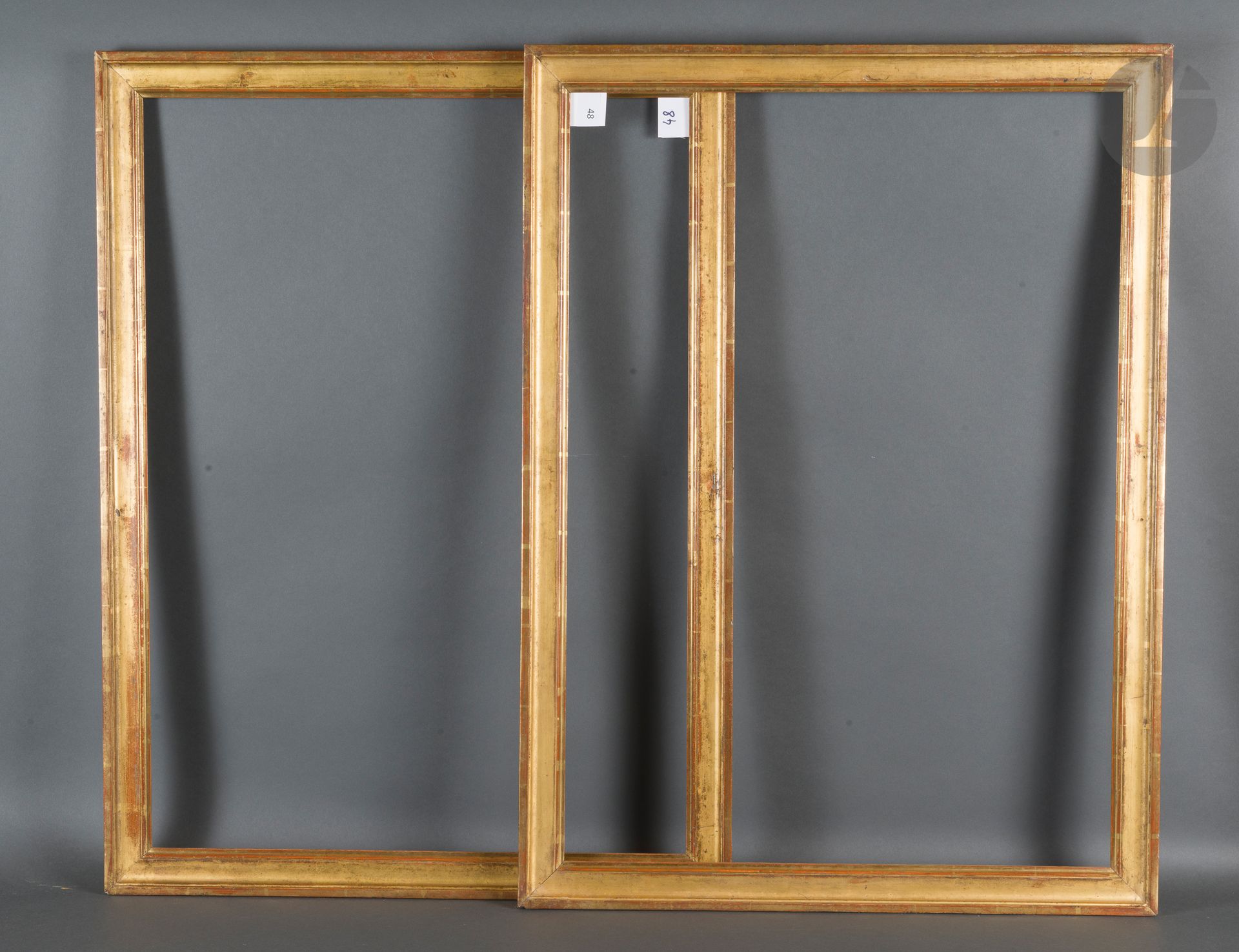 Paire de baguettes en bois mouluré et doré.
Fin du XVIIIe siècle - début du XIXe siècle.
53 x 74,7 cm et 53 x 74,3 cm - Profil : 4,7 cm 
Voir reproduction page précédente