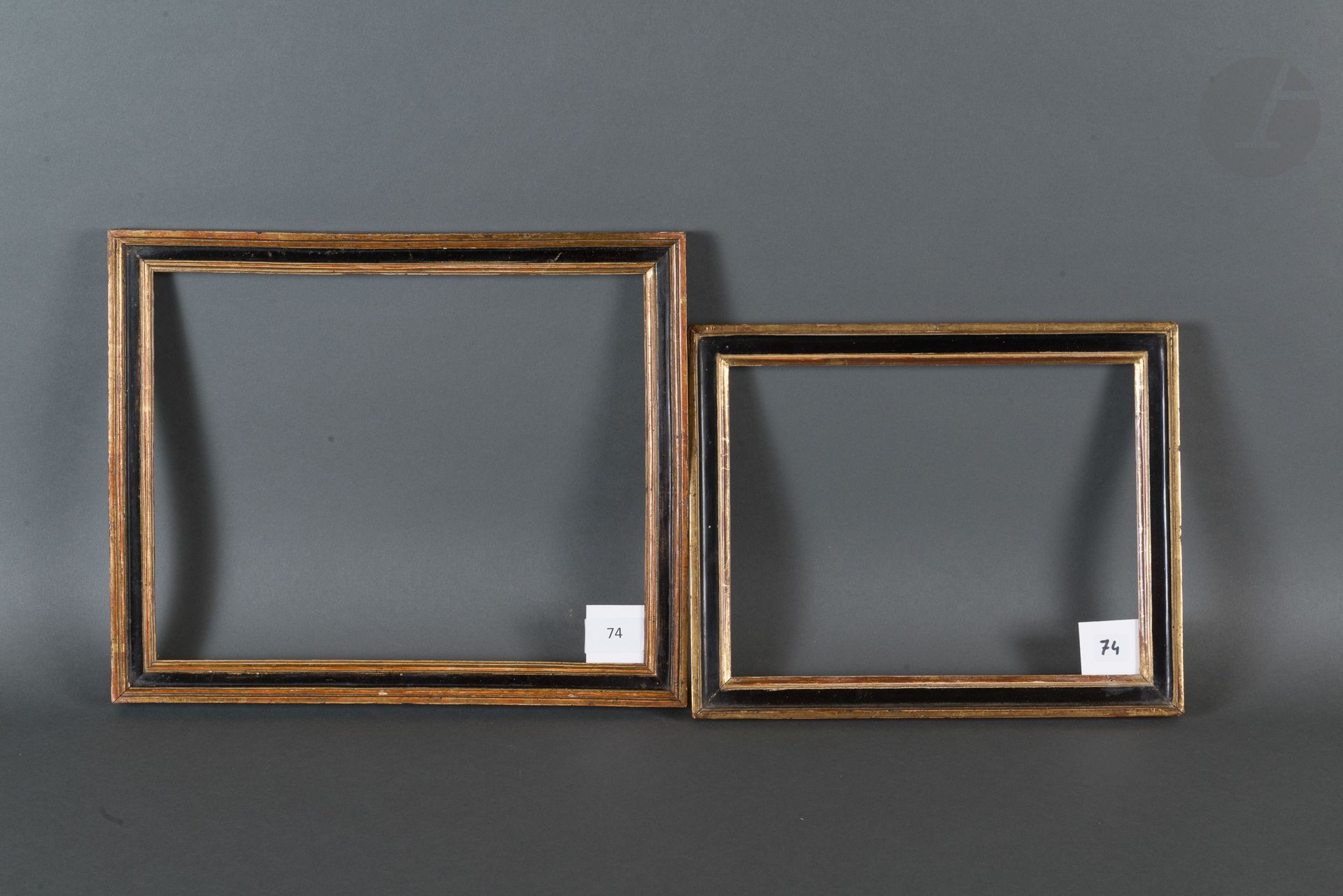 Deux baguettes en bois mouluré noir et or. Époque Louis XVI.
23,9 x 30 cm - Profil : 2,4 cm et 19,1 x 24,9 cm - Profil : 2,5 cm