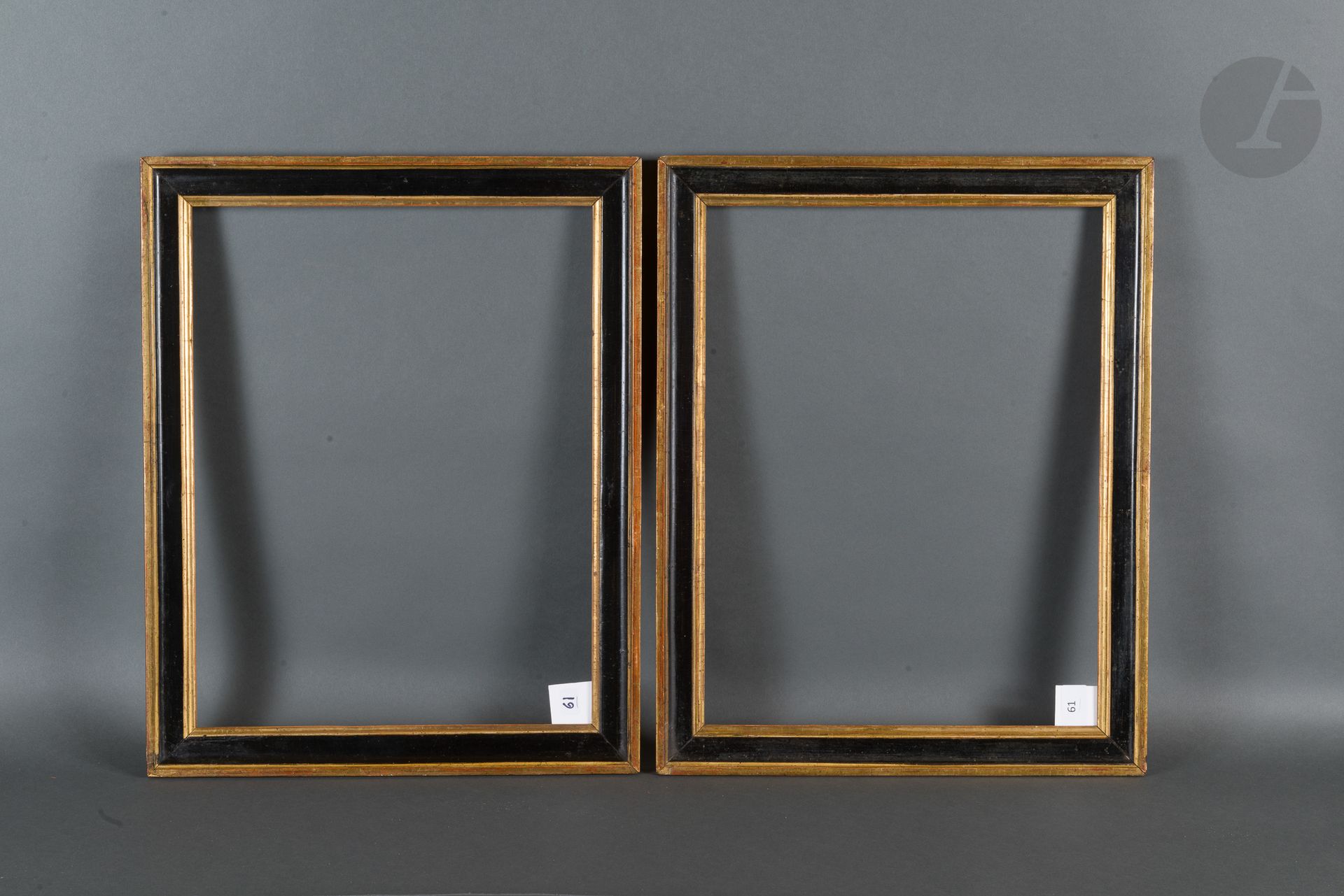 Paire de baguettes en bois mouluré noir et or. Époque Louis XVI.
32,5 x 42,8 cm et 32,7 x 42,7 cm - Profil : 4,2 cm (8P)