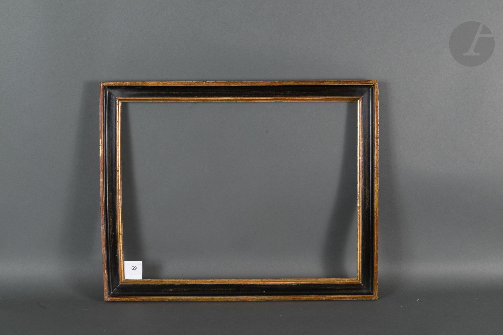 Baguette en bois mouluré noir et or.
Fin du XVIIIe siècle (léger voile).
32 x 42,2 cm - Profil : 4 cm