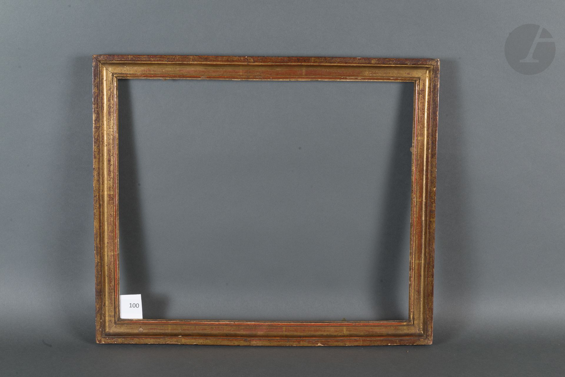 Baguette en bois mouluré et doré.
Époque Louis XVI (usures).
34,9 x 42 cm - Profil : 3,5 cm