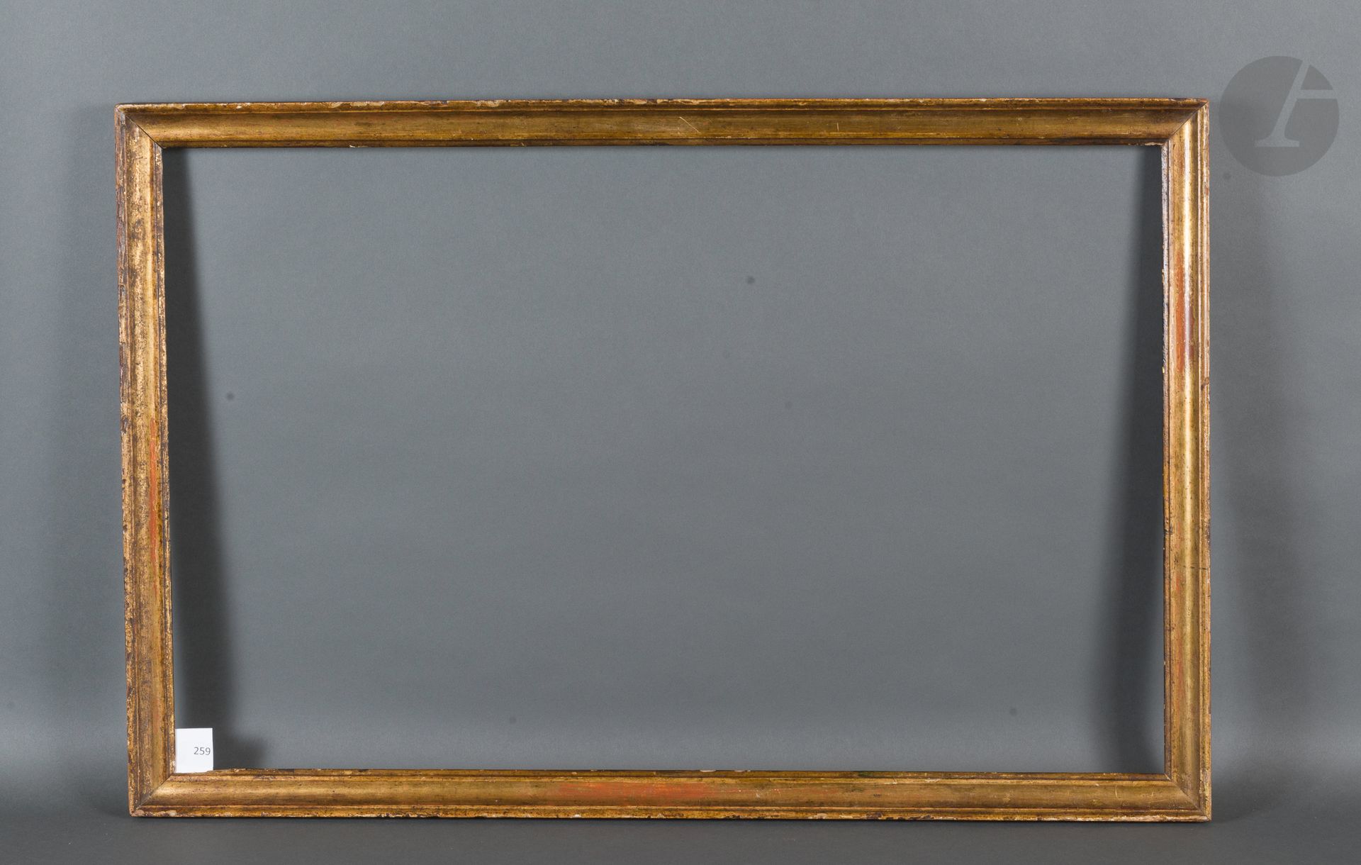 Baguette en bois mouluré et doré.
Italie, fin du XVIIIe siècle (accidents).
53,1 x 83,8 cm - Profil : 3,5 cm