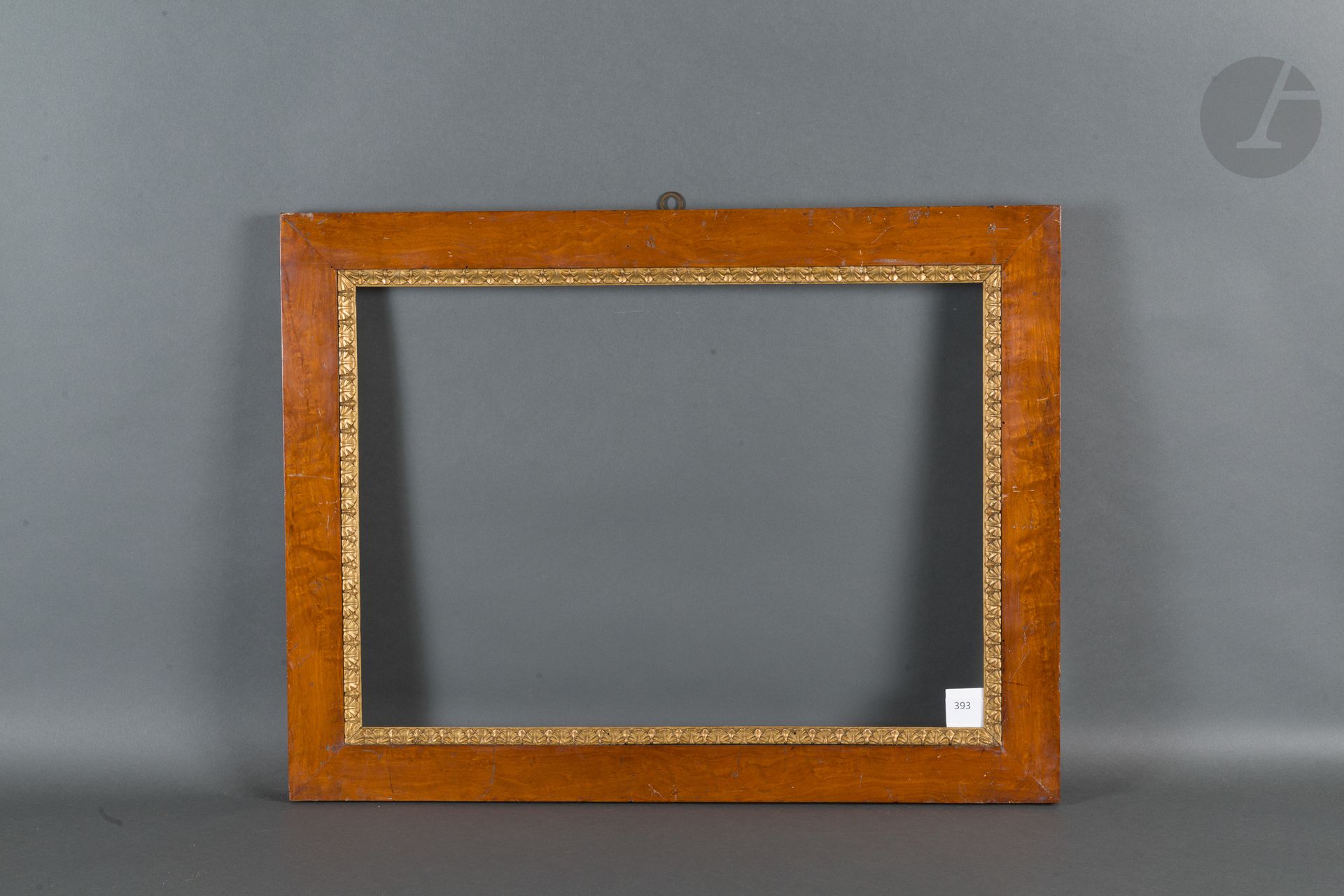 Wooden frame veneered with burr, carved and gilded wood view with small round leaves decoration.
Italy, end of the 18th century.
39,2 x 55,2 cm - Profile : 6,6 cm

