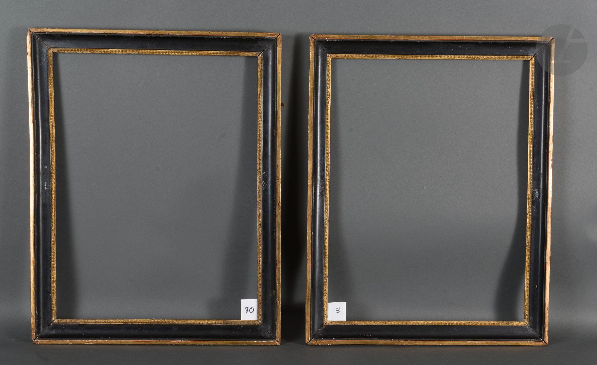 Paire de gorges en bois mouluré et stuc noir et or à décor de rais-de-cœur à la vue.
Début du XIXe siècle (restaurations).
34,5 x 45,1 cm et 34,4 x 45,5 cm - Profil : 3,8 cm
