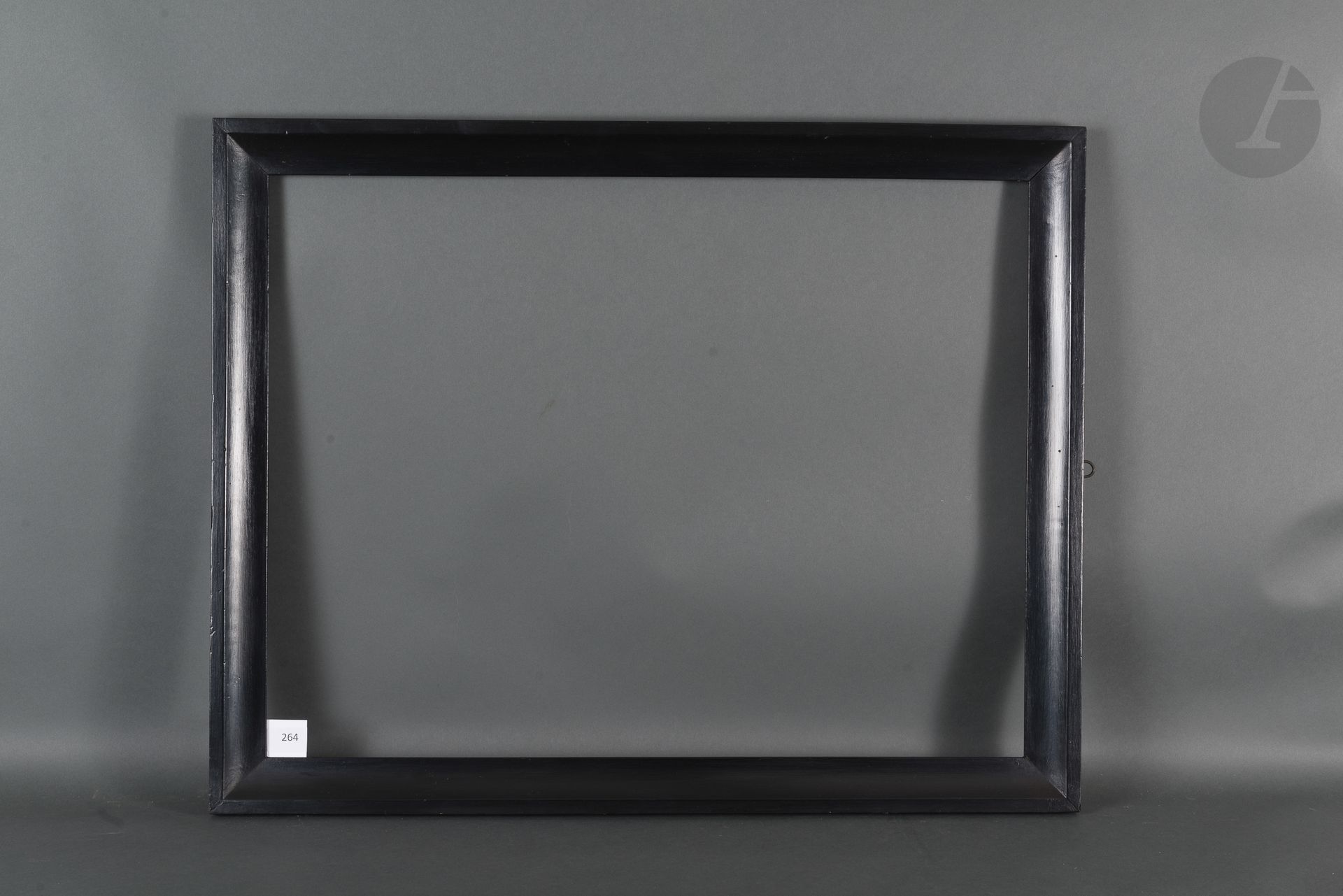 Gorge en bois mouluré et noirci.
Italie, début du XIXe siècle.
50,7 x 60,5 cm - Profil : 4,5 cm