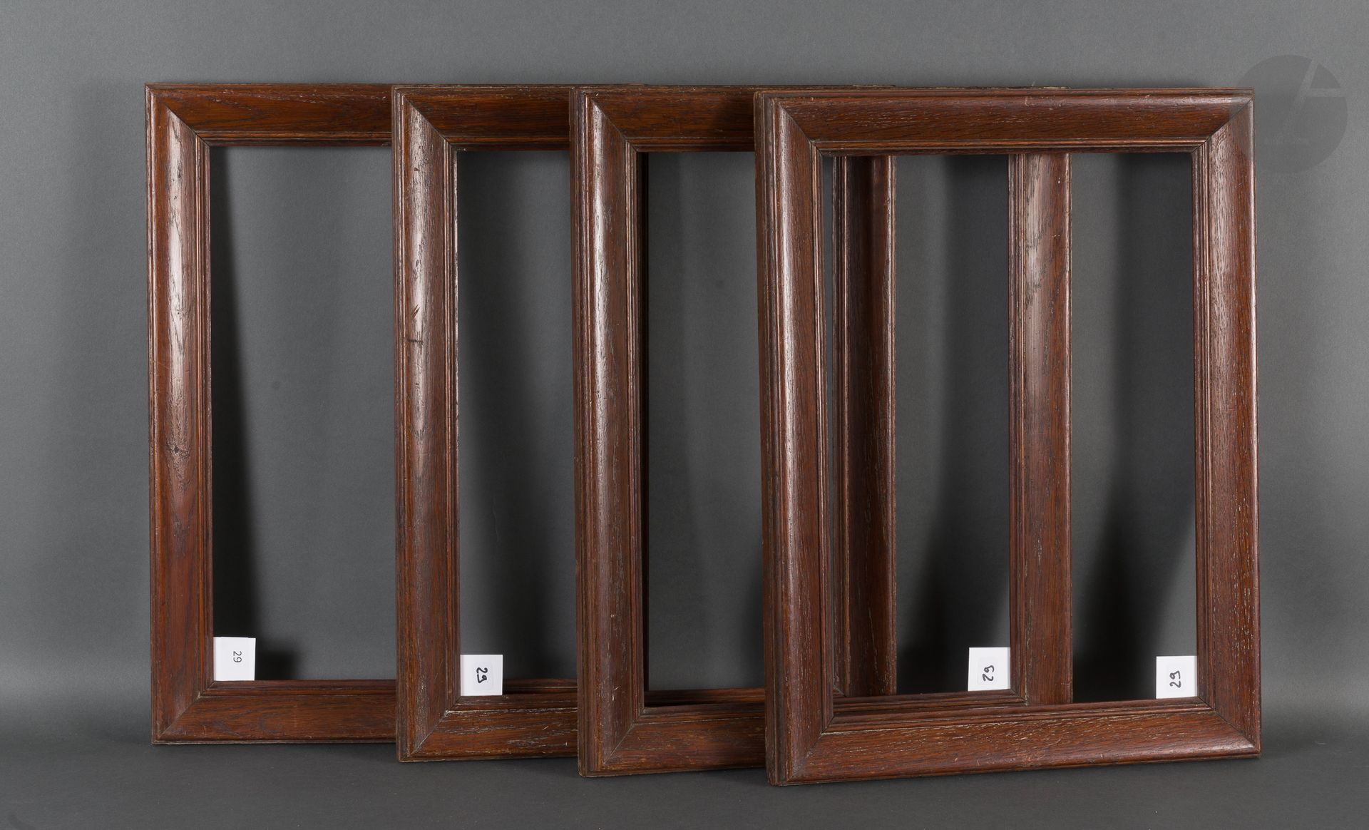Suite de quatre cadres en chêne mouluré sur une âme en sapin. XIXe siècle.
29,5 x 42,2 cm - Profil : 4,7 cm