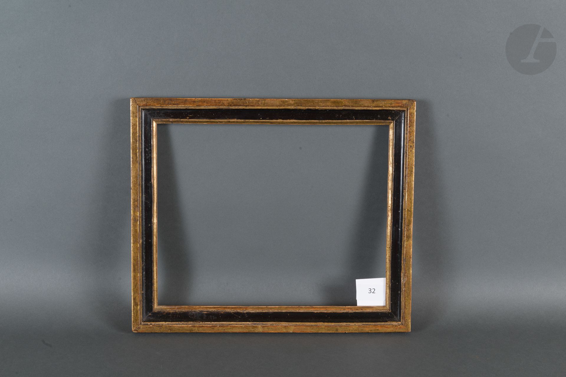 Baguette en bois mouluré noir et or.
Fin du XVIIIe siècle.
23,8 x 29,8 cm - Profil : 3,5 cm