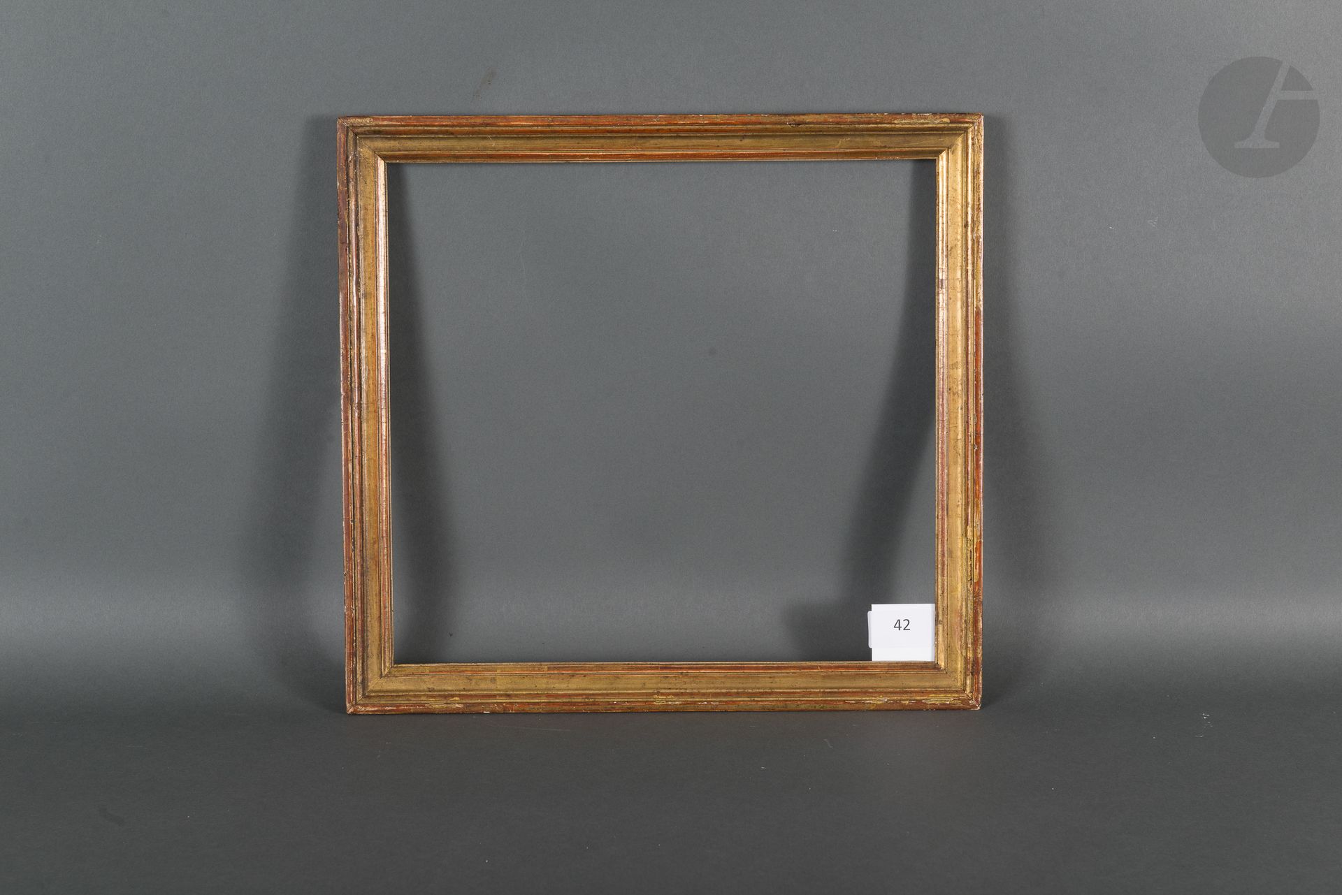 Baguette en bois mouluré et doré.
Époque Louis XVI (accidents).
28,4 x 30,8 cm - Profil : 2,7 cm