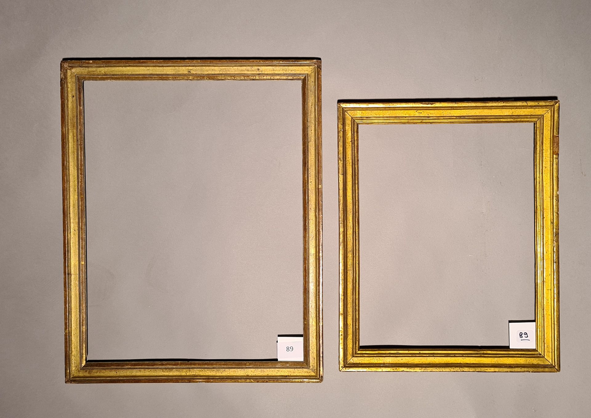 
Two molded and gilded wood strips.

Louis XVI period (accidents).

23,2 x 29,9 cm - Profile : 2,8 cm

28,8 x 37,3 cm - Profile : 2,7 cm
