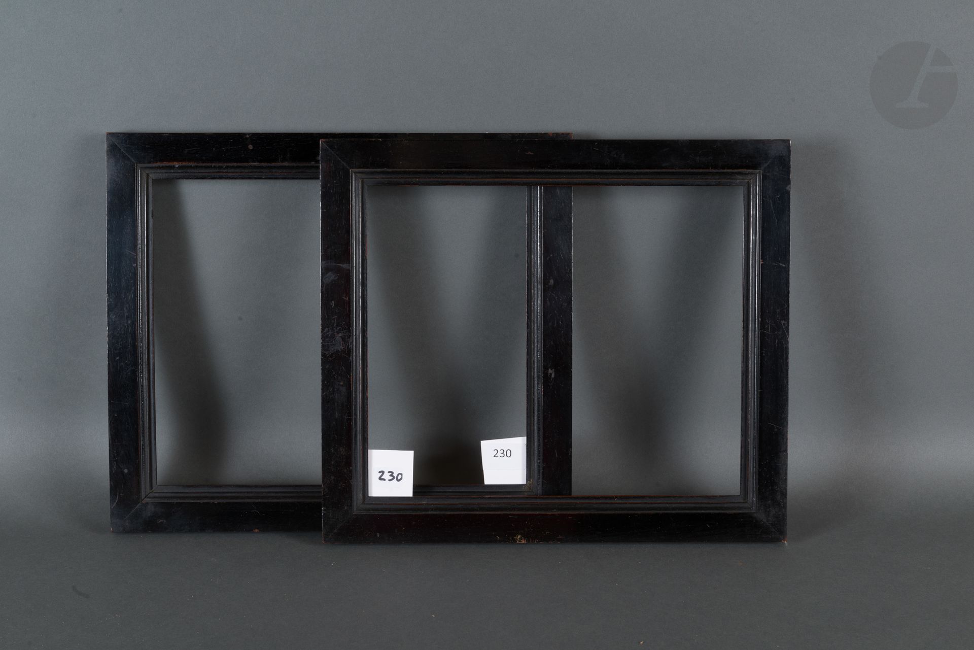 Pair of molded and blackened mahogany chopsticks. Italy, 19th century.
24.1 x 28.9 cm and 23.9 x 29 cm - Profile : 3.5 cm
